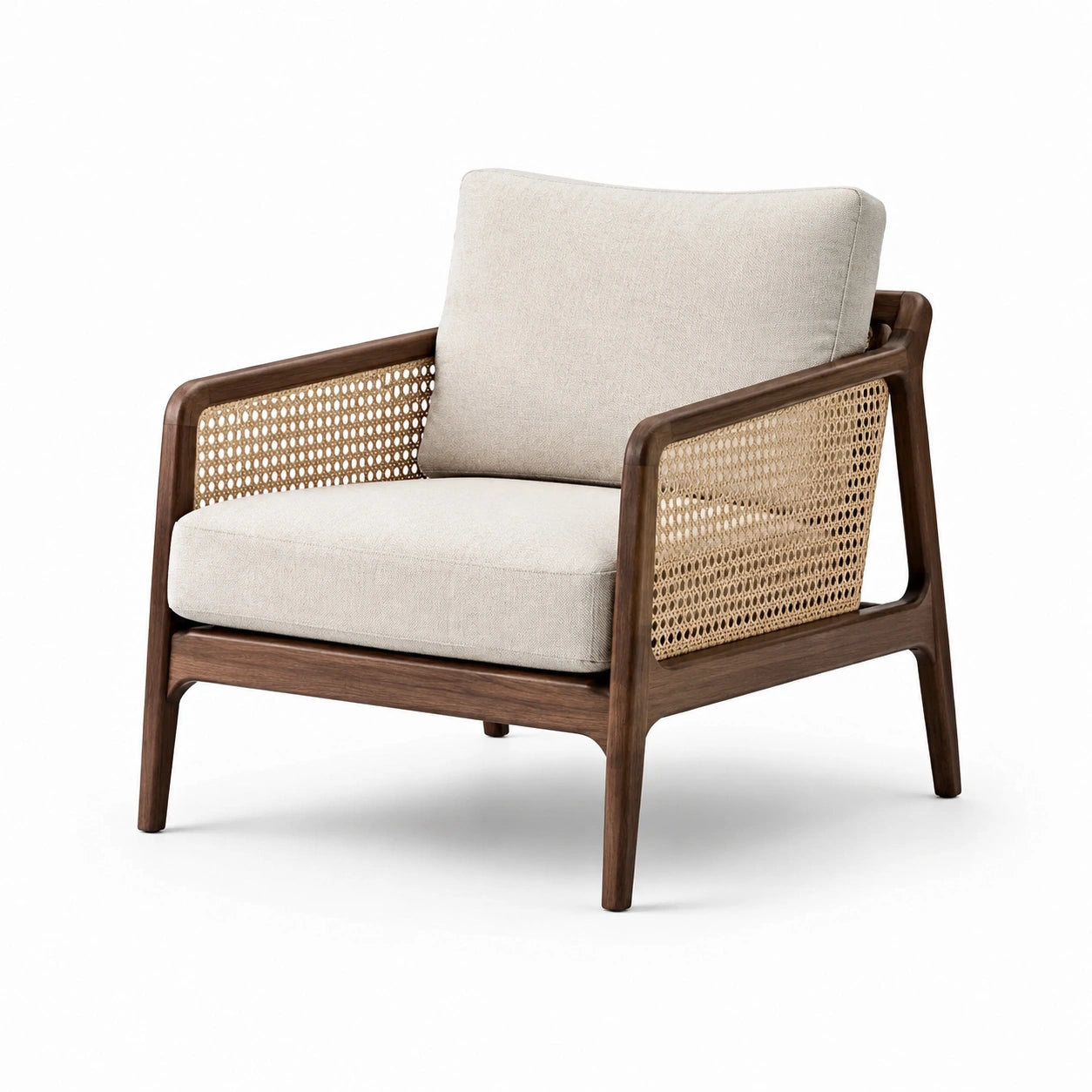 Sillón de madera con tejido de ratán y cojines crema
