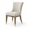 Silla de lino beige con patas de madera y detalles metálicos dorados