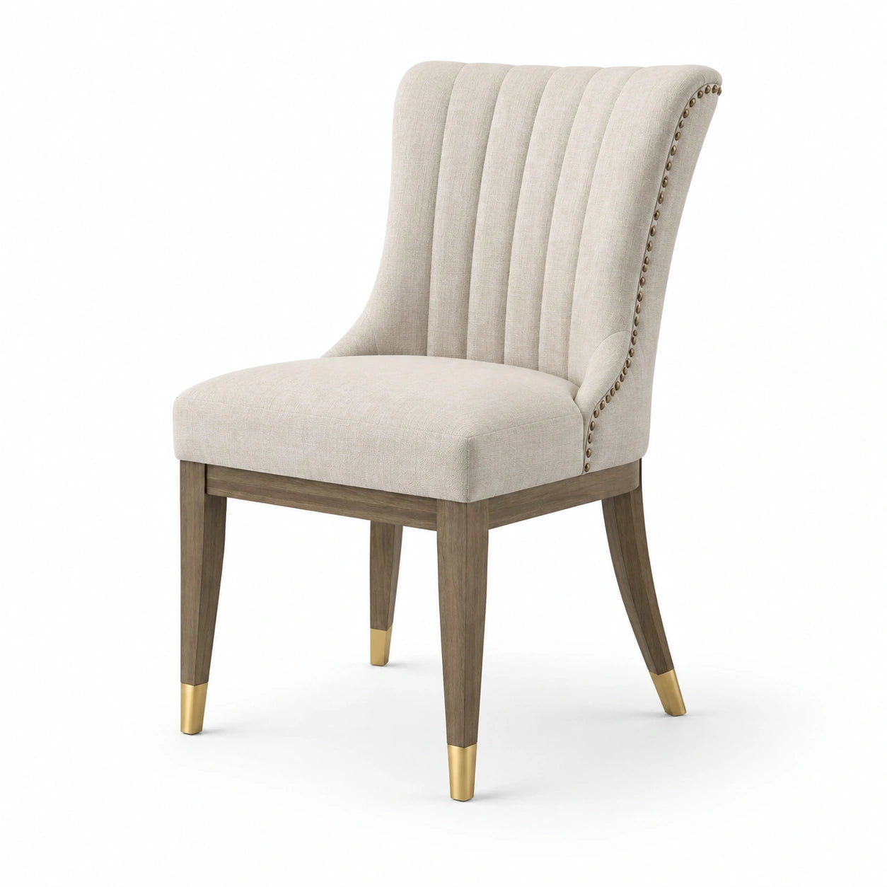 Silla de lino beige con patas de madera y detalles metálicos dorados